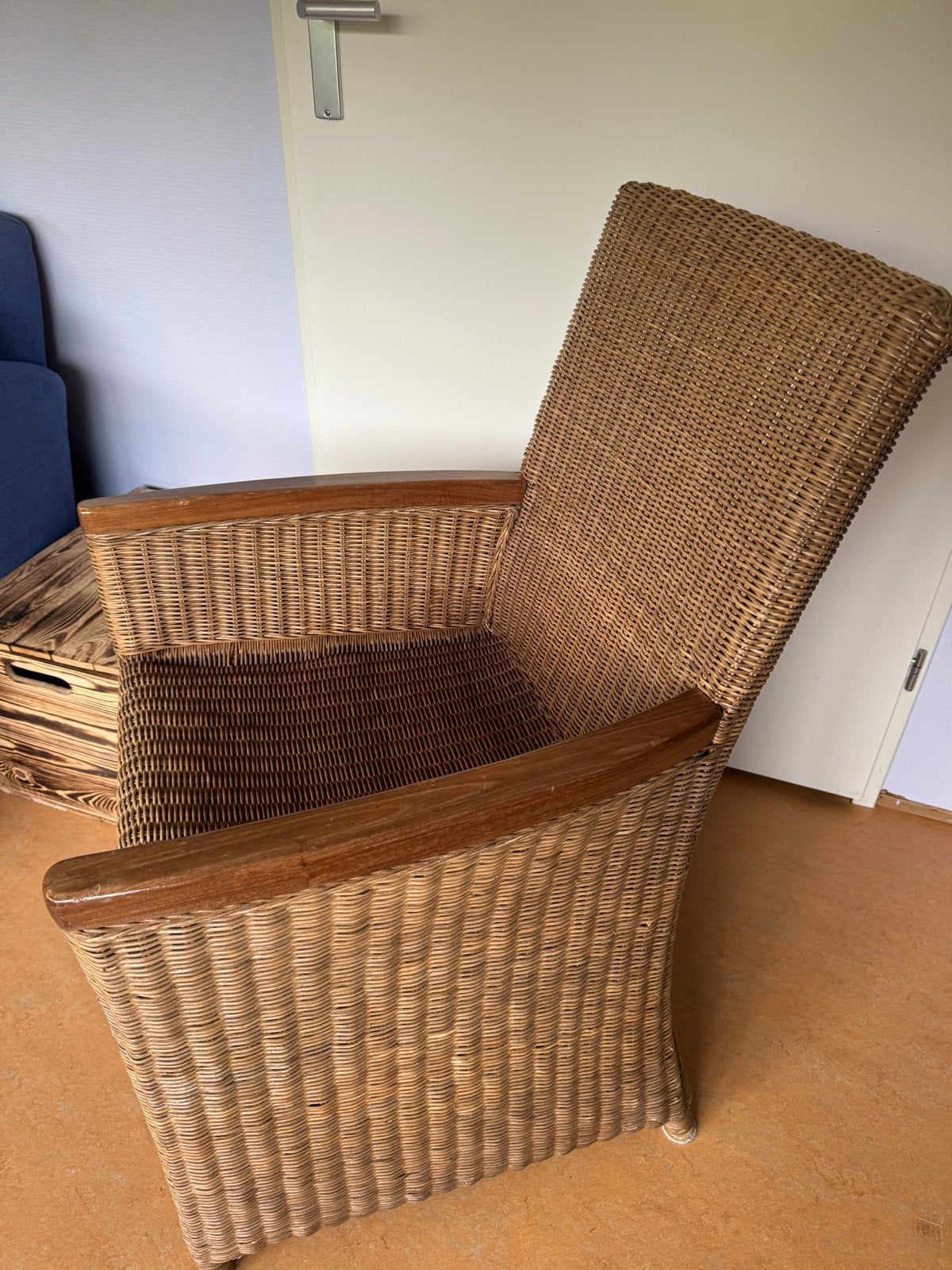 Rotan stoel met houten armleuningen, Ophalen, Gebruikt, Bruin, Eén