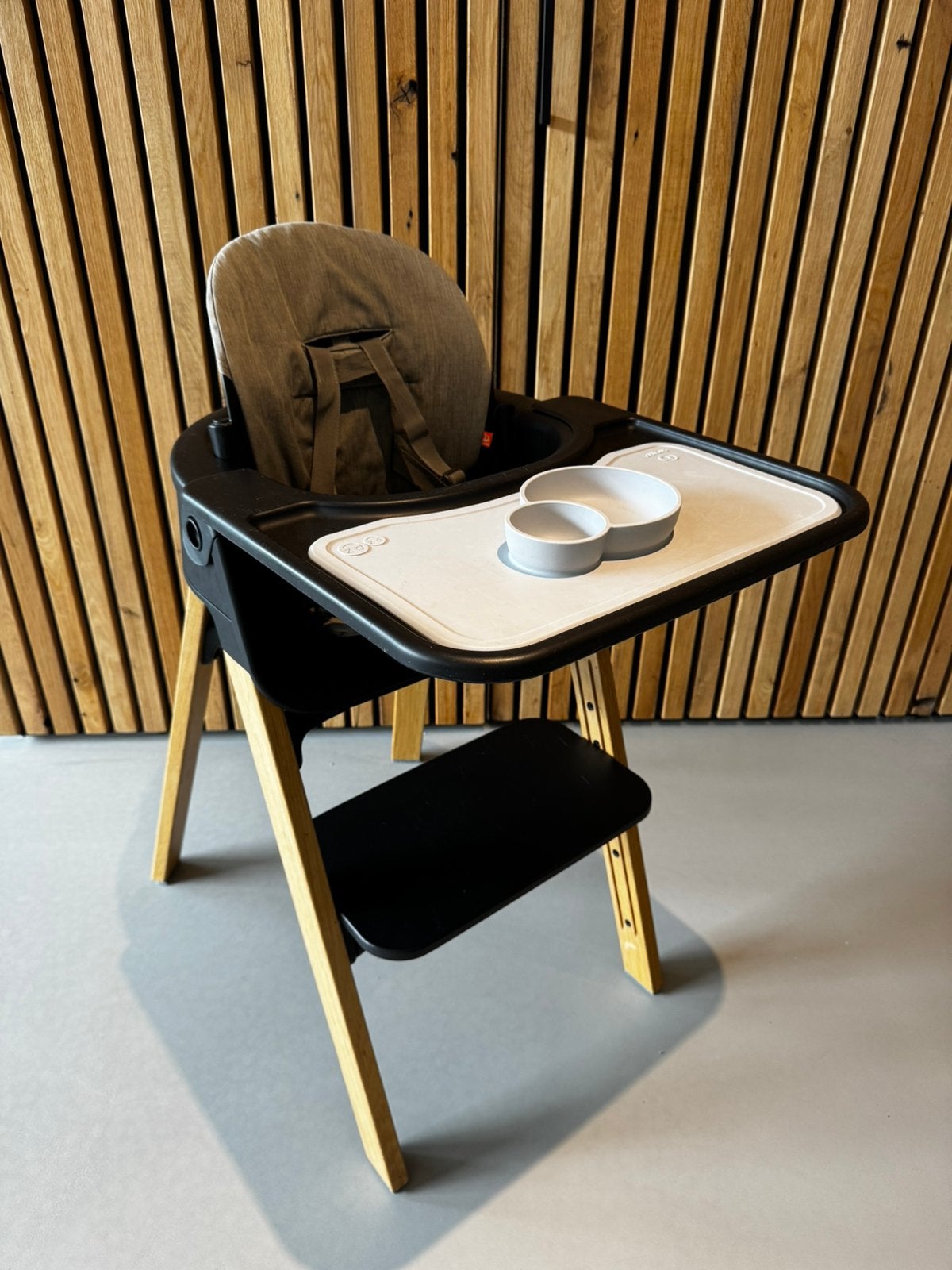 Stokke Steps kinderstoel inclusief babyzitje/harnas/eetblad, Kinderen en Baby's, Kinderstoelen, Ophalen, Zo goed als nieuw, Meegroeistoel