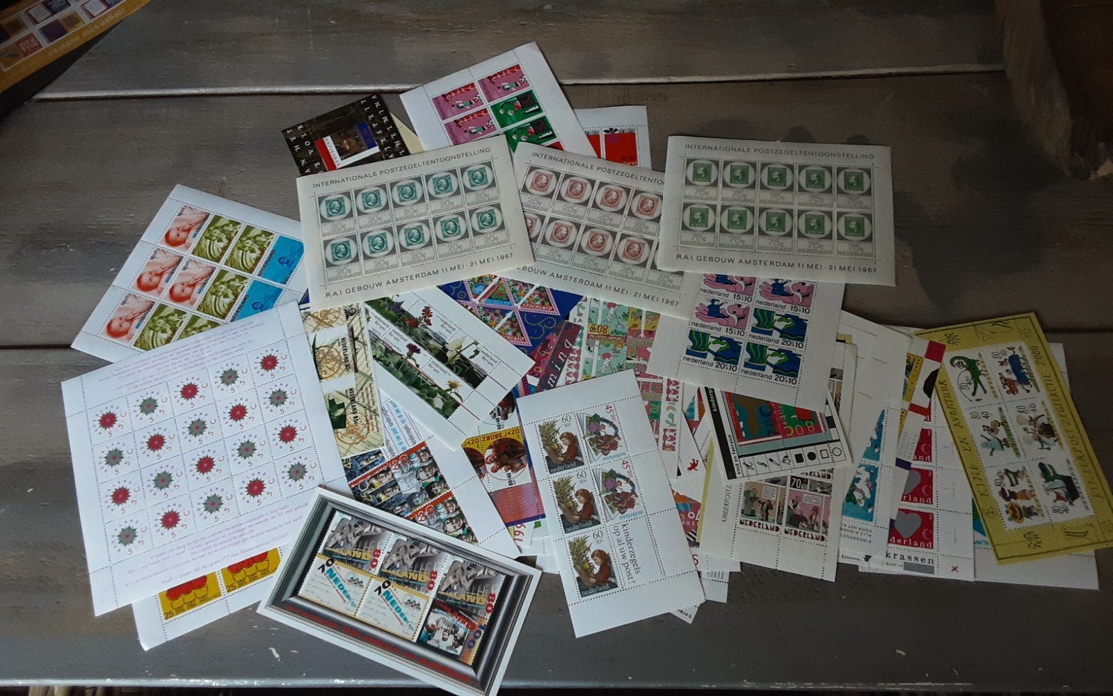 Ruim 150 verschillende velletjes postzegels nederland, Postzegels en Munten, Ophalen of Verzenden, Nederland