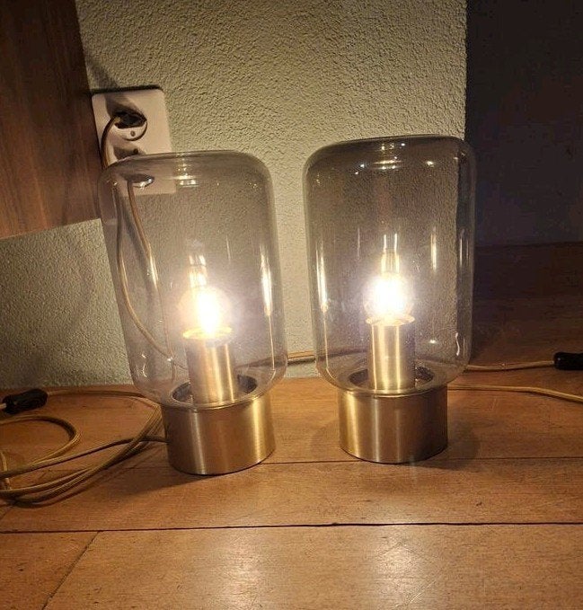 Set van 2 moderne tafellampen met glazen kap en messing voet, Overige merken, Goud, Glas, Met stekker