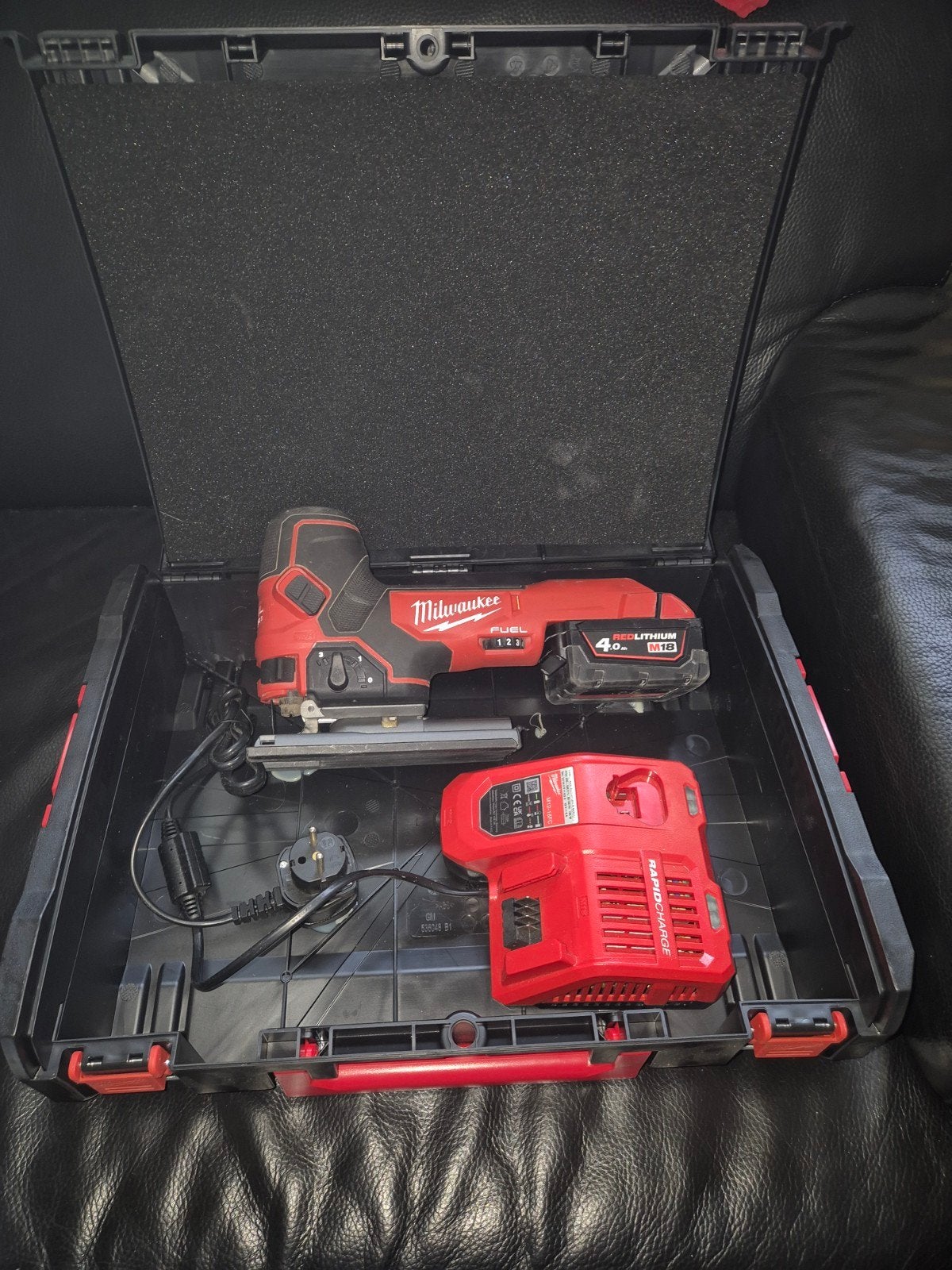 Milwaukee FUEL Decoupeerzaag M12 met accu en lader, Minder dan 30 mm, Decoupeerzaag, Ophalen of Verzenden, Zo goed als nieuw