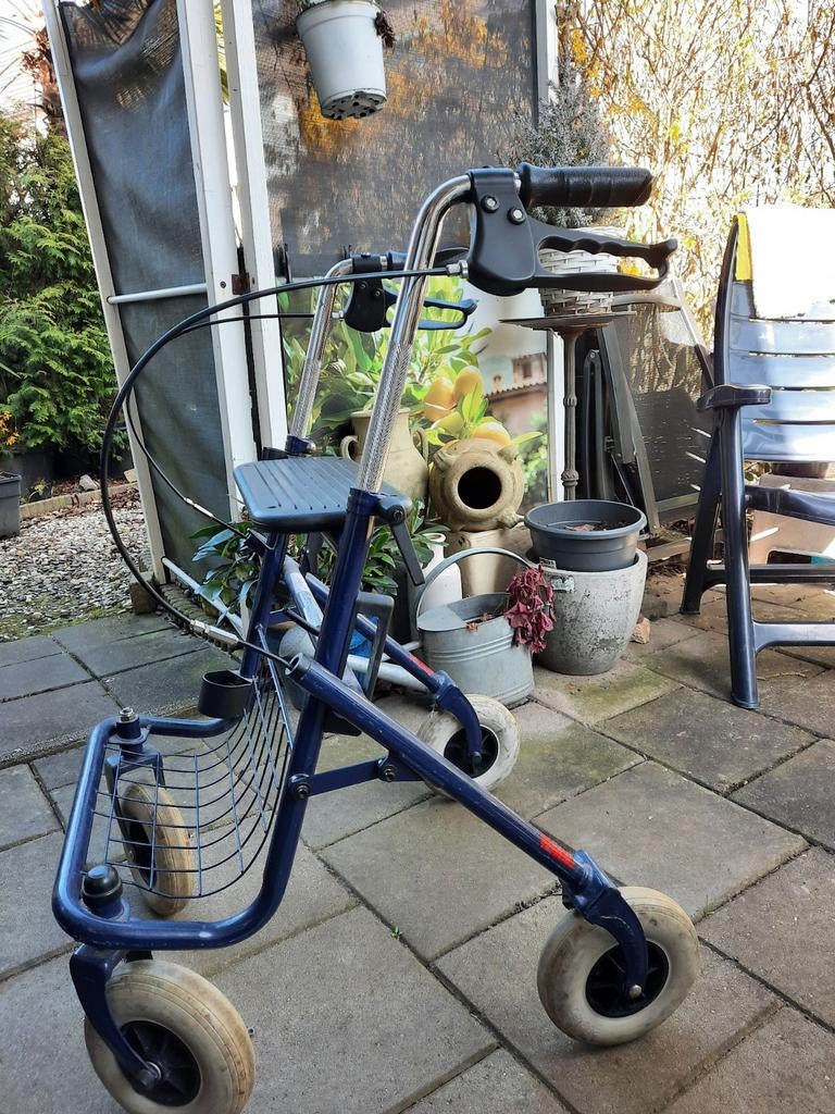 Rollator stevig model z.g.a.n. prijs 30 euro kleur blauw ver, Ophalen