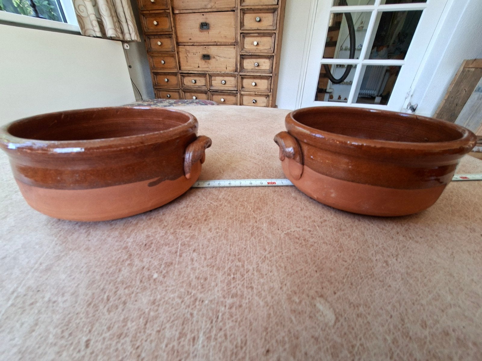 2x deels geglazuurde platte terracotta bakjes., Tuin en Terras, Rond, Ophalen of Verzenden, Aardewerk, Minder dan 40 cm