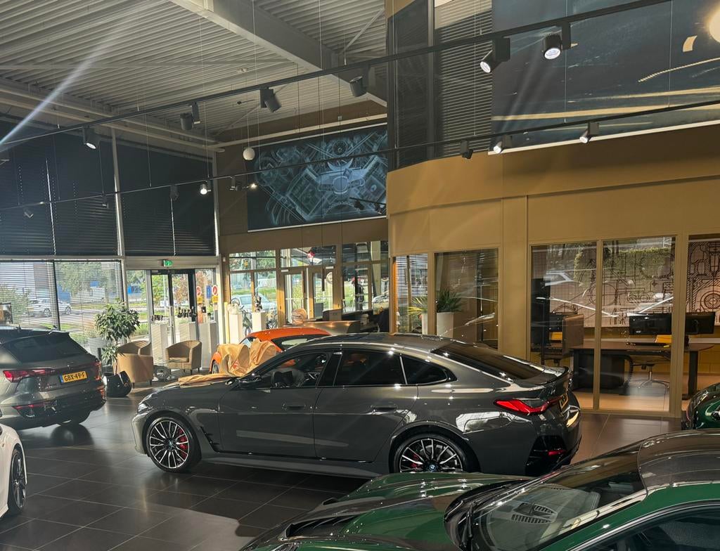 BMW i4 BEV M50 544pk 2023 Grijs, pano, harman kardon, Auto's, BMW, Elektrisch, 2190 kg, Vierwielaandrijving, 1600 kg