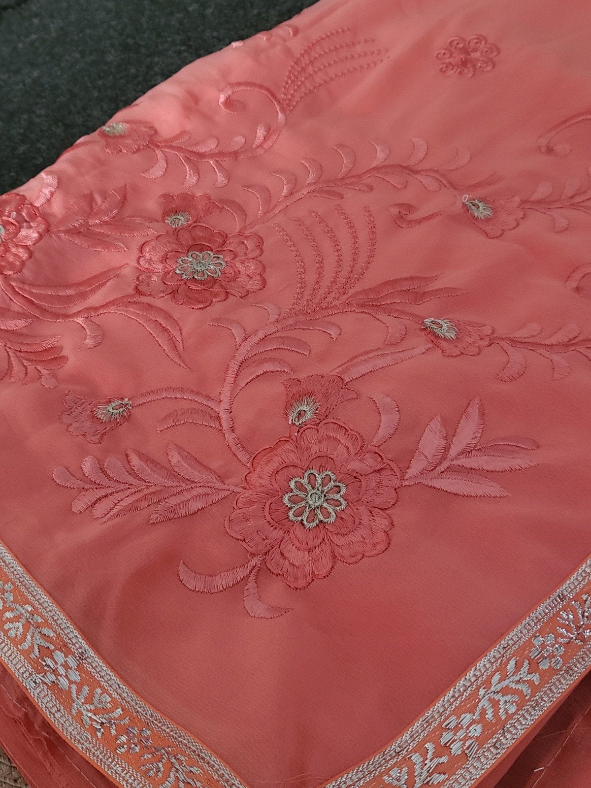 Saree Stof India | Nieuw! | Pink Peach kleur met borduursel, Ophalen of Verzenden, Nieuw, 200 cm of meer, 120 cm of meer