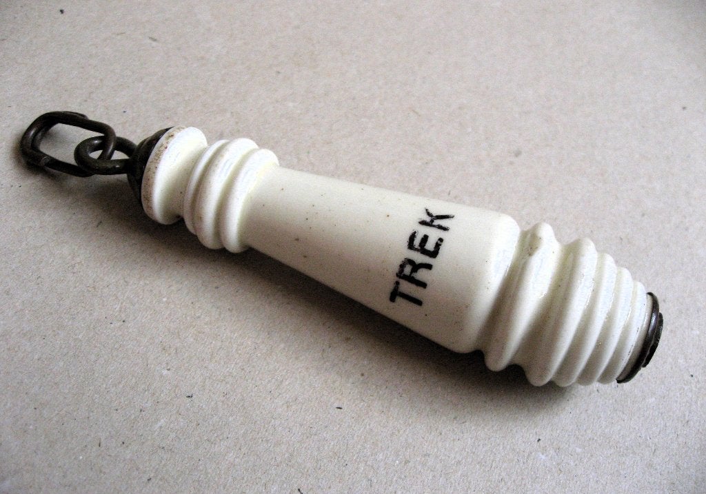 Antieke porselein wc trekker met messing beslag ca. 1930, Antiek en Kunst, Ophalen of Verzenden
