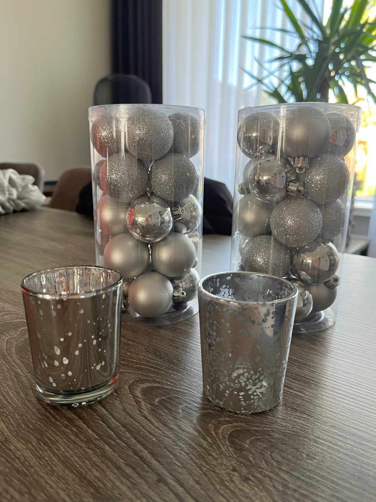 2 doosjes met kerstballen en 2 waxinelichtjehouders, Ophalen of Verzenden, Zo goed als nieuw