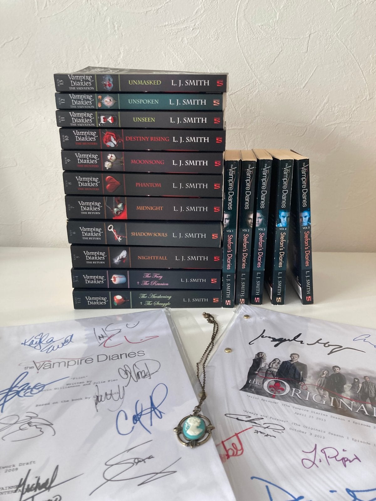 The Vampire Diaries set, boeken serie, script en ketting, Ophalen of Verzenden, Gelezen