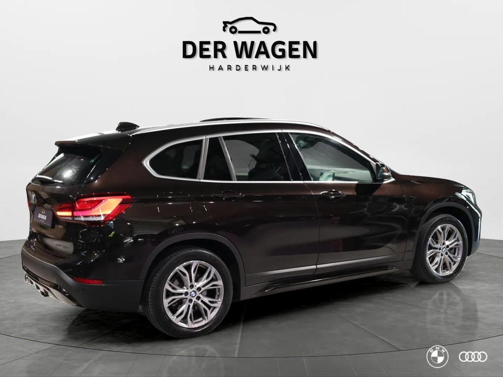 BMW X1 xDr25e SPORT LINE / SPORTST / CAMERA / HIFI / TREKHAA, Auto's, BMW, Met garantie (alle), Leder en Stof, Zwart, Bedrijf