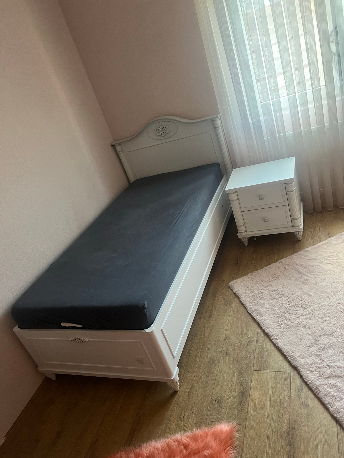 Nieuwstaat eenpersoonsbed met matras en nachtkastje, Ophalen, 90 cm, Eenpersoons, Wit