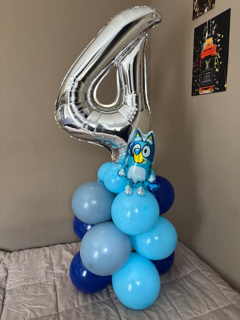 Ballon decoratie 4 jaar met Bluey Gratis, Hobby en Vrije tijd, Feestartikelen, Ophalen of Verzenden, Nieuw, Versiering, Verjaardag