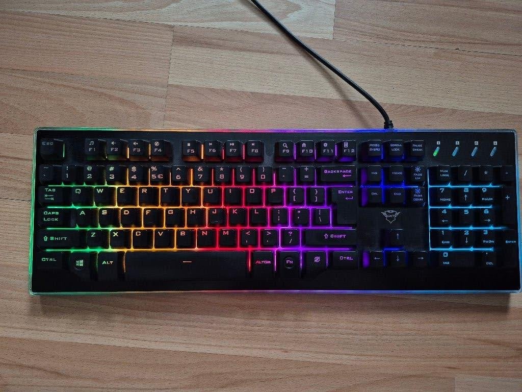 Trust Thura GxT 860 toetsenbord RGB, Computers en Software, Gebruikt, Ophalen of Verzenden, Trust, Qwerty