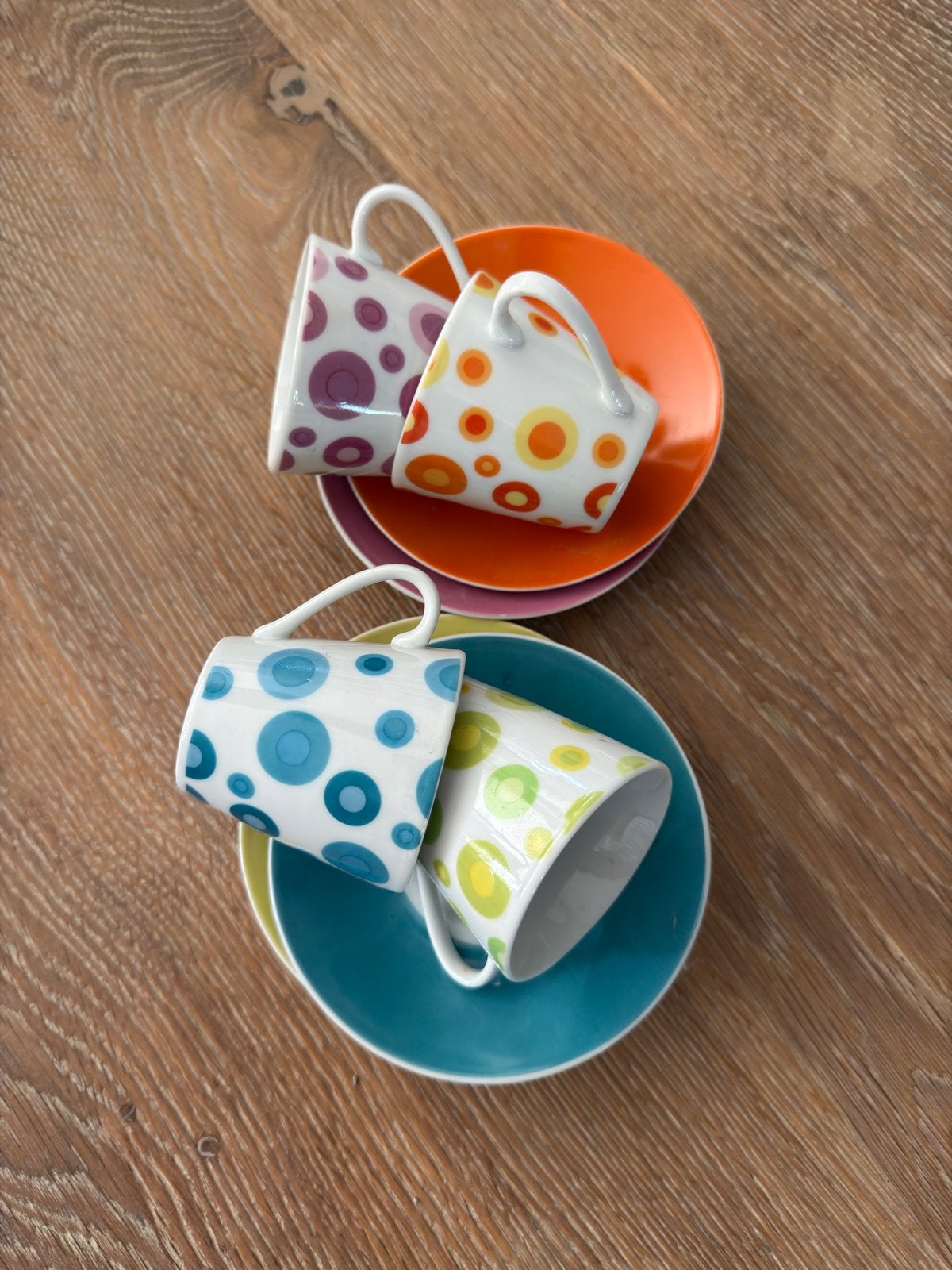 Kleurrijke set van 4 espresso kopjes met schotels, Huis en Inrichting, Keuken | Servies, Ophalen, Keramiek, Zo goed als nieuw