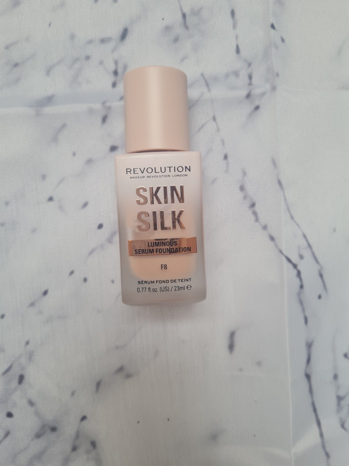 Revolution Skin Silk Luminous Serum Foundation F8, Overige kleuren, Gehele gezicht, Nieuw, Ophalen of Verzenden