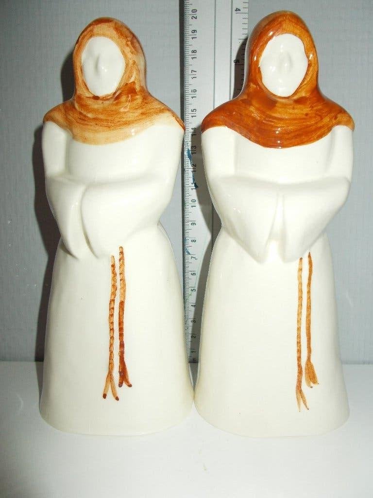 Set van 2 monniken beeldjes - keramiek, Overige typen, Ophalen of Verzenden, Zo goed als nieuw, Klassiek