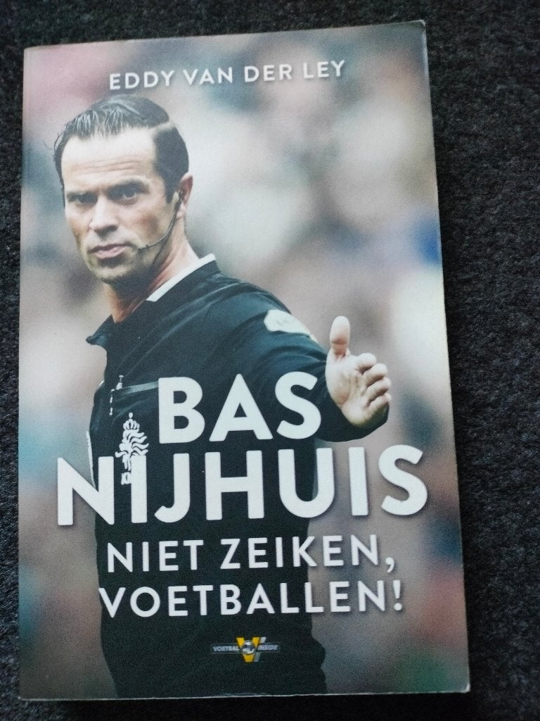 Bas Nijhuis - niet zeiken, voetballen!, Ophalen of Verzenden, Gelezen, Balsport