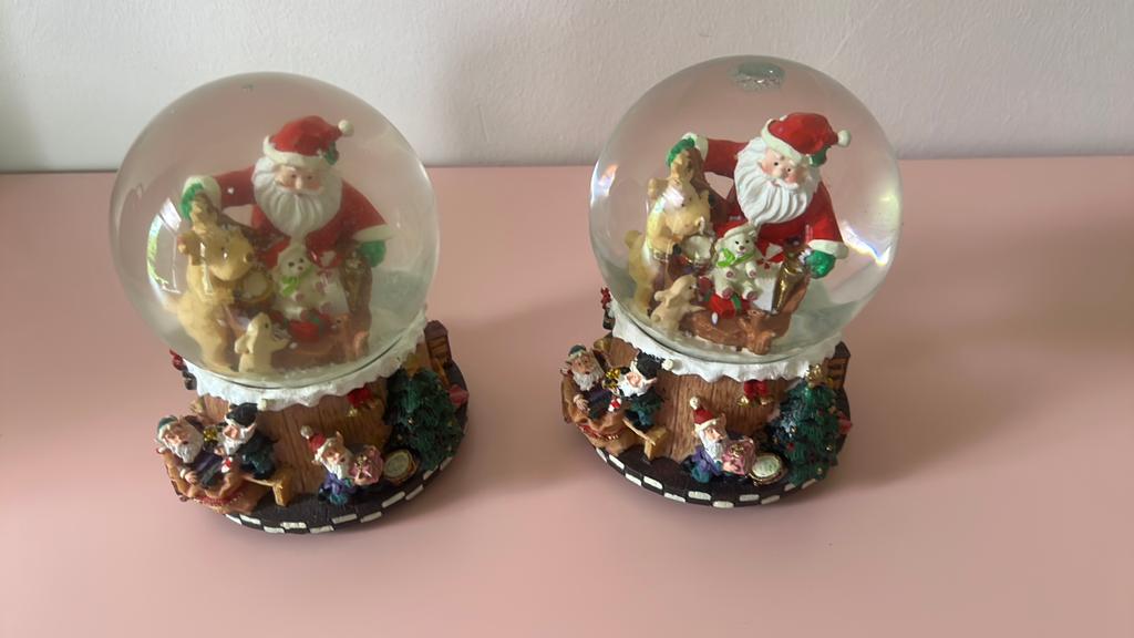 2 sneeuw bollen, Diversen, Kerst, Ophalen of Verzenden, Gebruikt