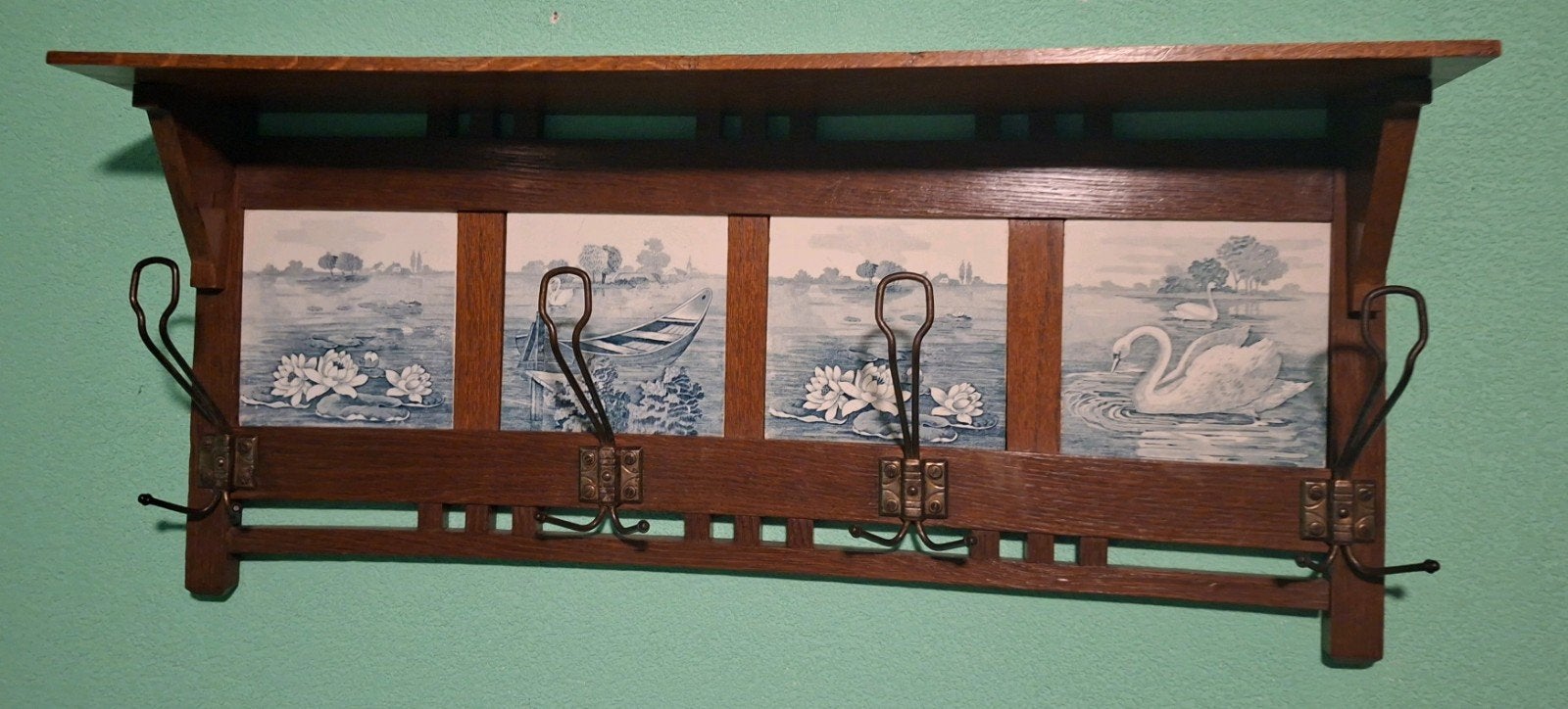 Antieke houten wandkapstok met Delfts blauwe tegel, Wandkapstok, Gebruikt, Ophalen of Verzenden, Minder dan 100 cm