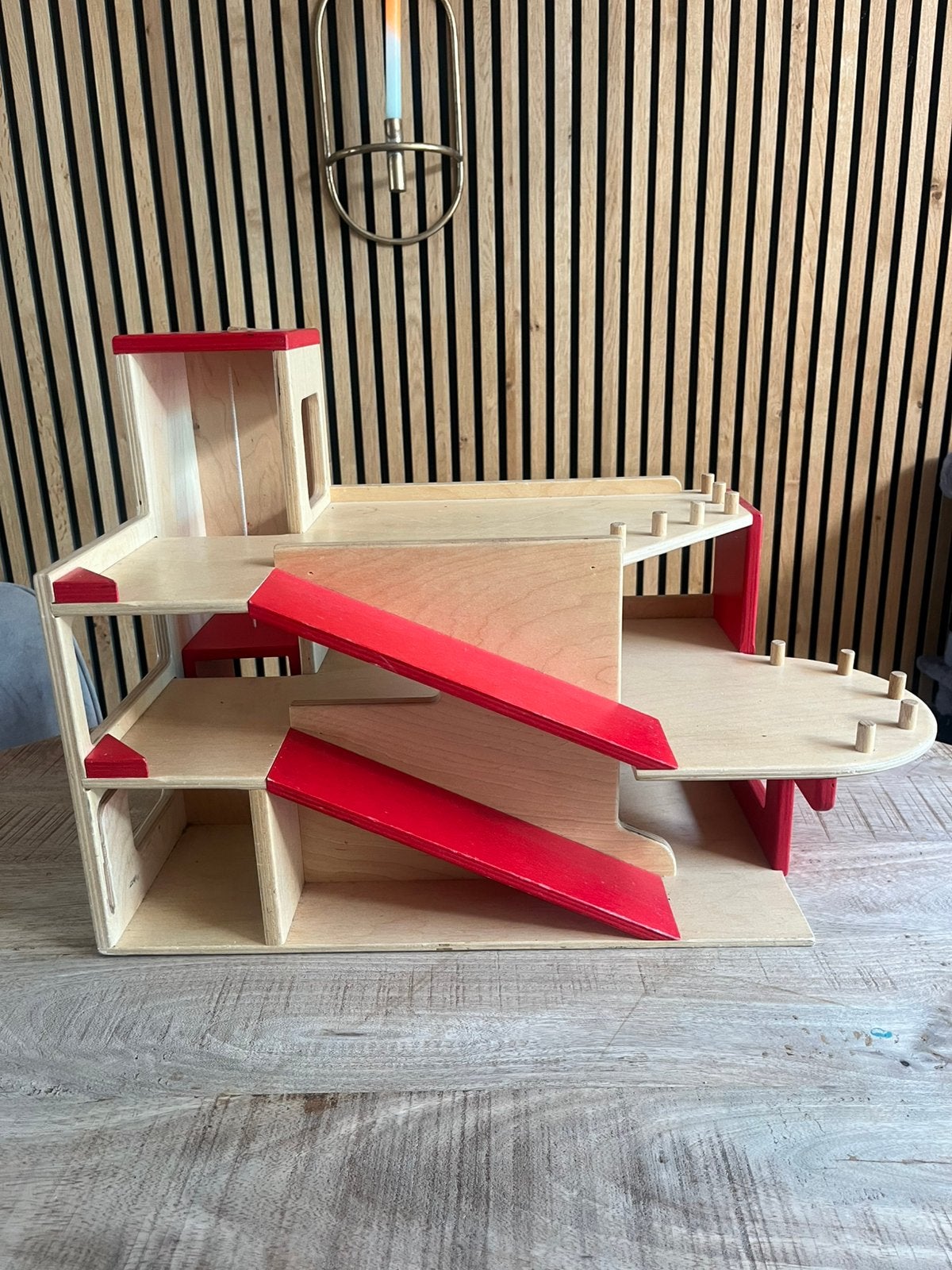 Houten speelgoedgarage – rood/hout, Ophalen, Gebruikt, Overige typen