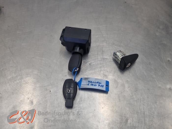 Elektronisch kontaktslot van een Mercedes Vito