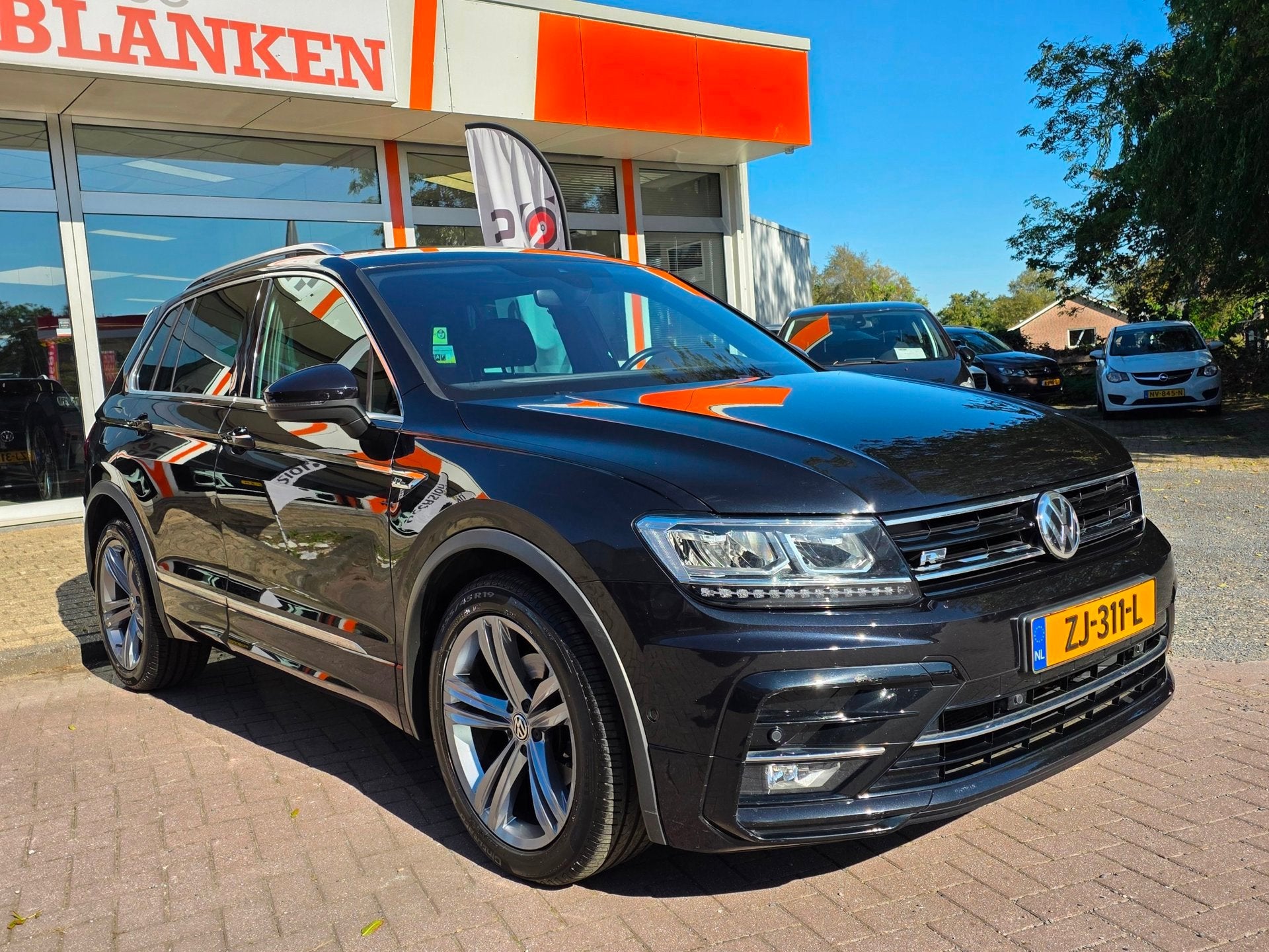 Volkswagen Tiguan 1.5 TSI ACT Highline Bns R-Line BJ.2019 /, Auto's, Dealer onderhouden, 4 cilinders, 150 pk, Zwart