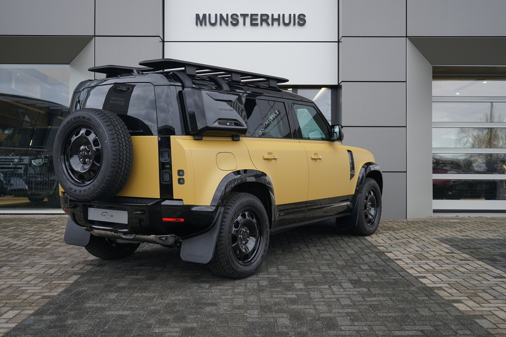 Land Rover Defender 110 P300e 110 Trophy Edition | Koelvak |, Auto's, Automaat, 12 maanden, Gebruikt, Zwart