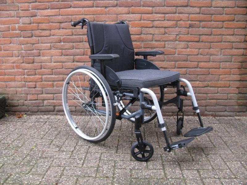 Invacare Action3 rolstoel 41tot48cm. rugleuning verstelbaar, Ophalen, Inklapbaar, Zo goed als nieuw, Duwrolstoel