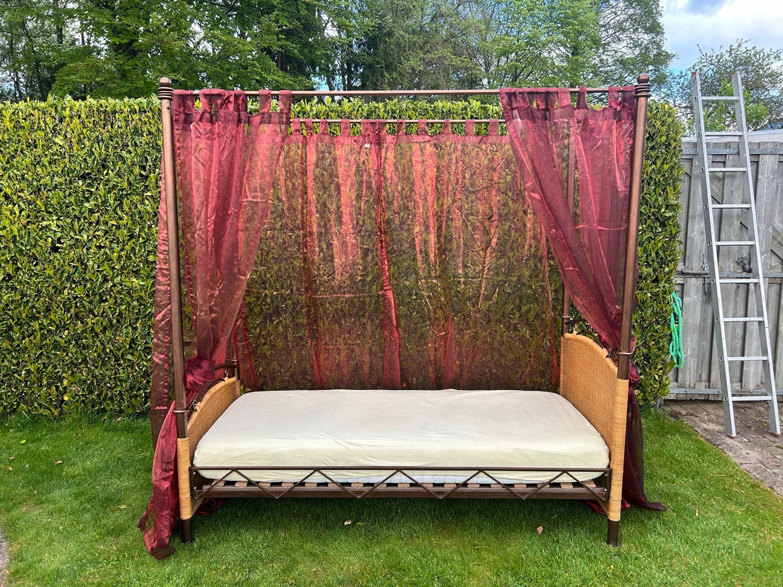 Hemelbed met rieten hoofdeinde en gordijnen, Ophalen, Gebruikt, 90 cm, Eenpersoons