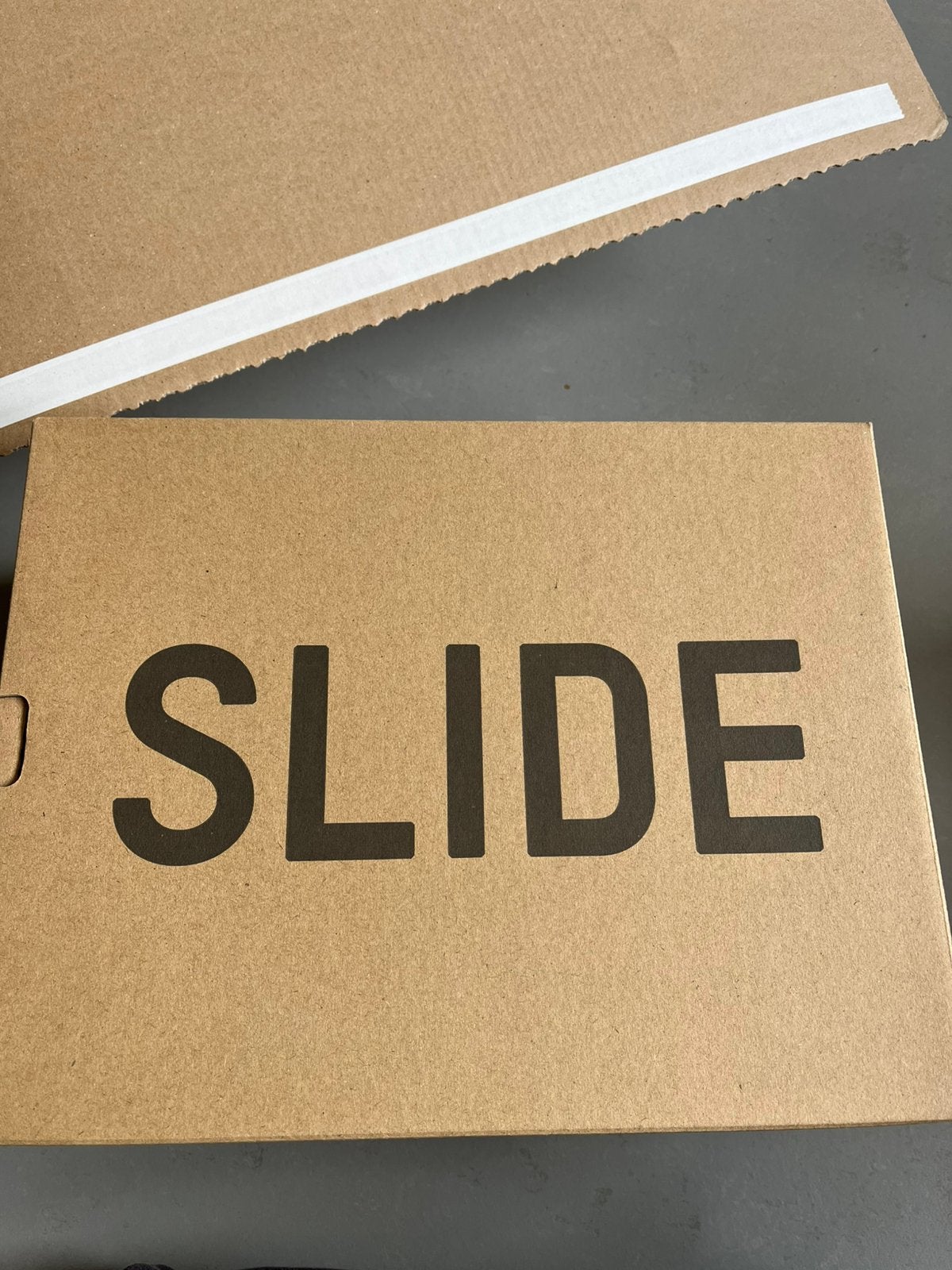 Yeezy slide slate grey maat 43, Kleding | Heren, Slippers, Zwart, Nieuw, Ophalen of Verzenden