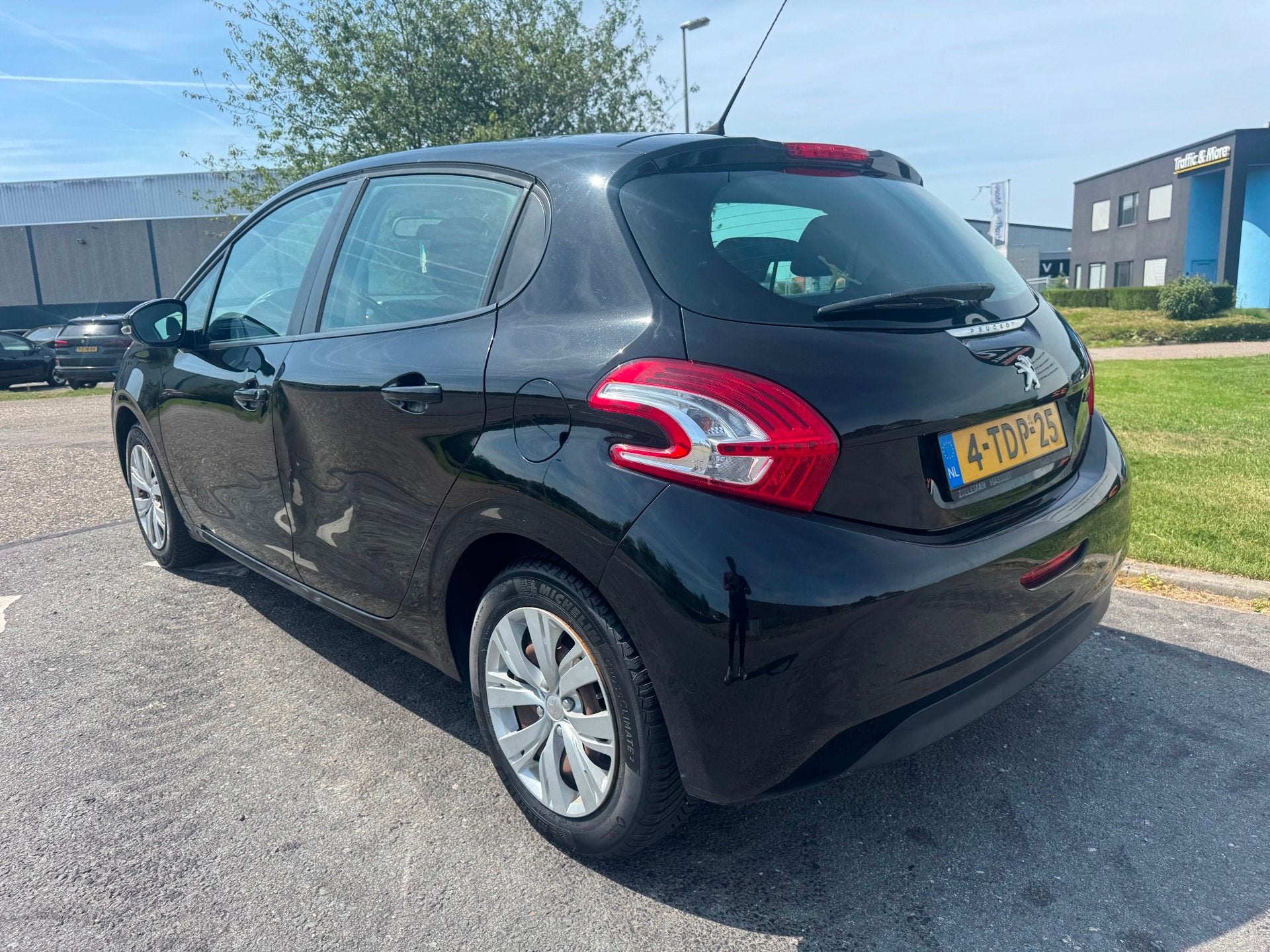 Peugeot 208 | 2014 | 1.2 VTi Envy | Export en Handel, Auto's, Peugeot, Voorwielaandrijving, Euro 5, Gebruikt, 31 €/maand