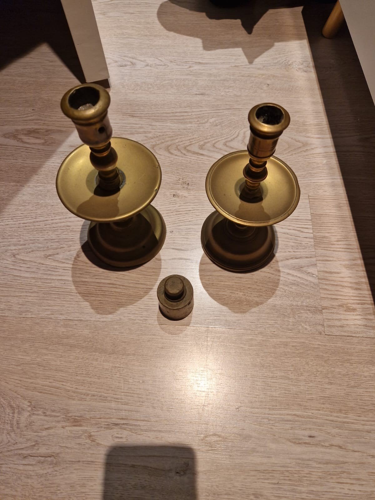 2 koperen kandelaars en een koperen gewichtje, Ophalen of Verzenden, Koper of Brons