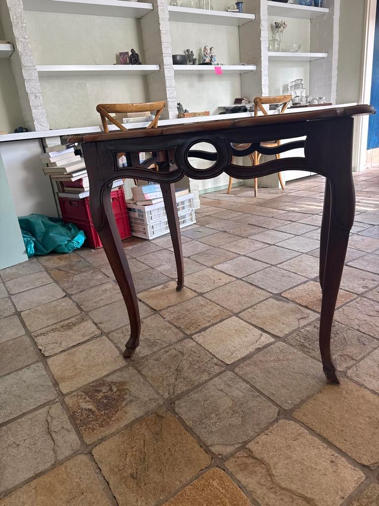 Antieke bijzettafel met sierlijk houtsnijwerk, Antiek en Kunst, Ophalen
