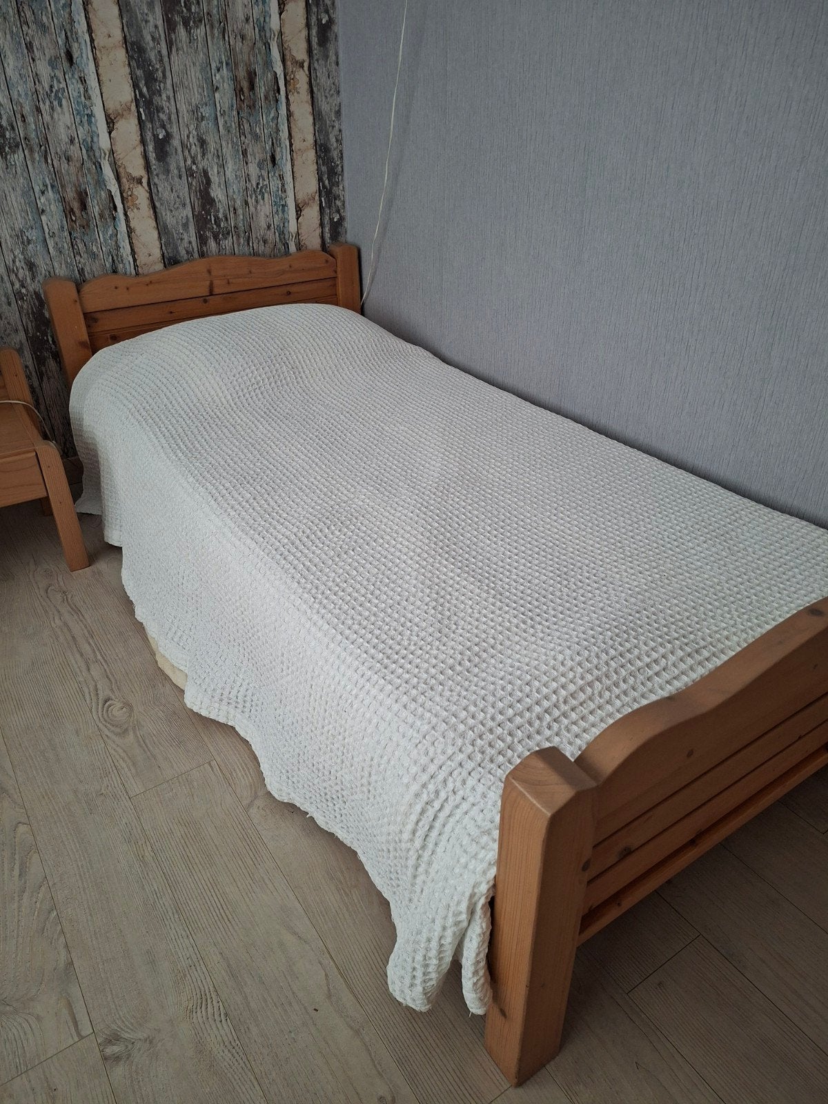 Eenpersoons Grenen Bed met Nachtkastje, Ophalen, Grenenlook, Gebruikt, 90 cm