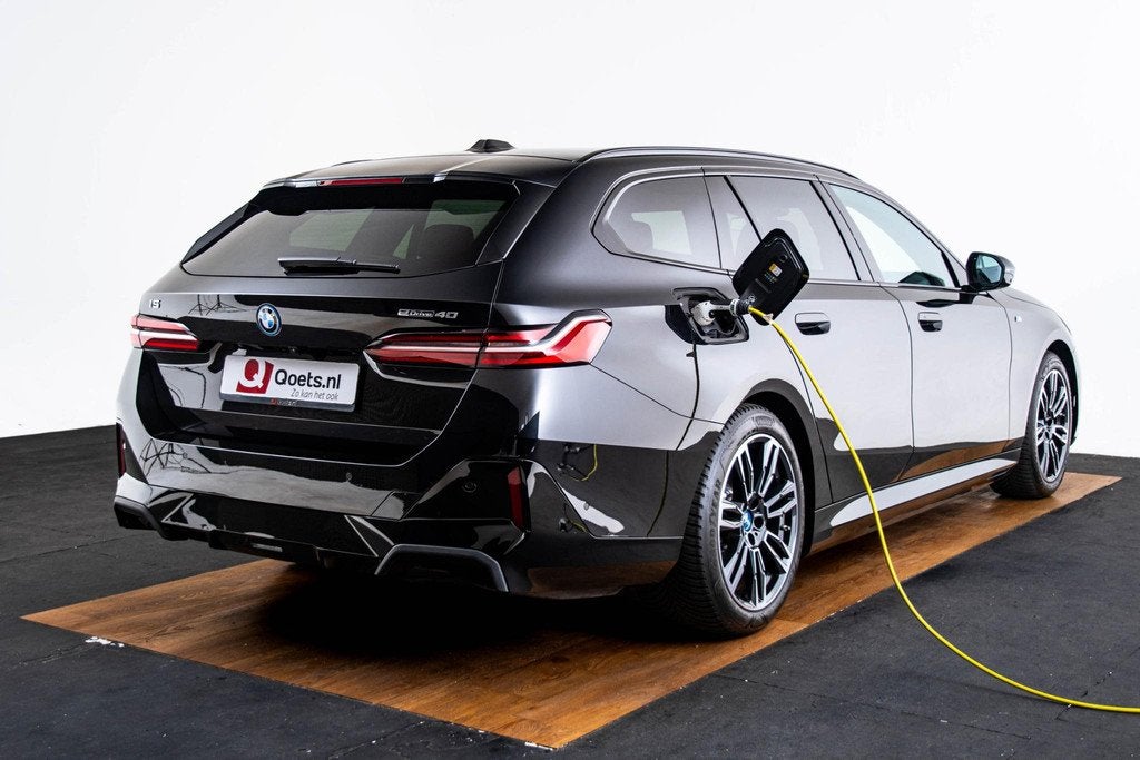 BMW i5 Touring eDrive40 M Sport Edition 84 kWh Trekhaak - B&, Auto's, BMW, Automaat, 12 maanden, Achterwielaandrijving, Zwart