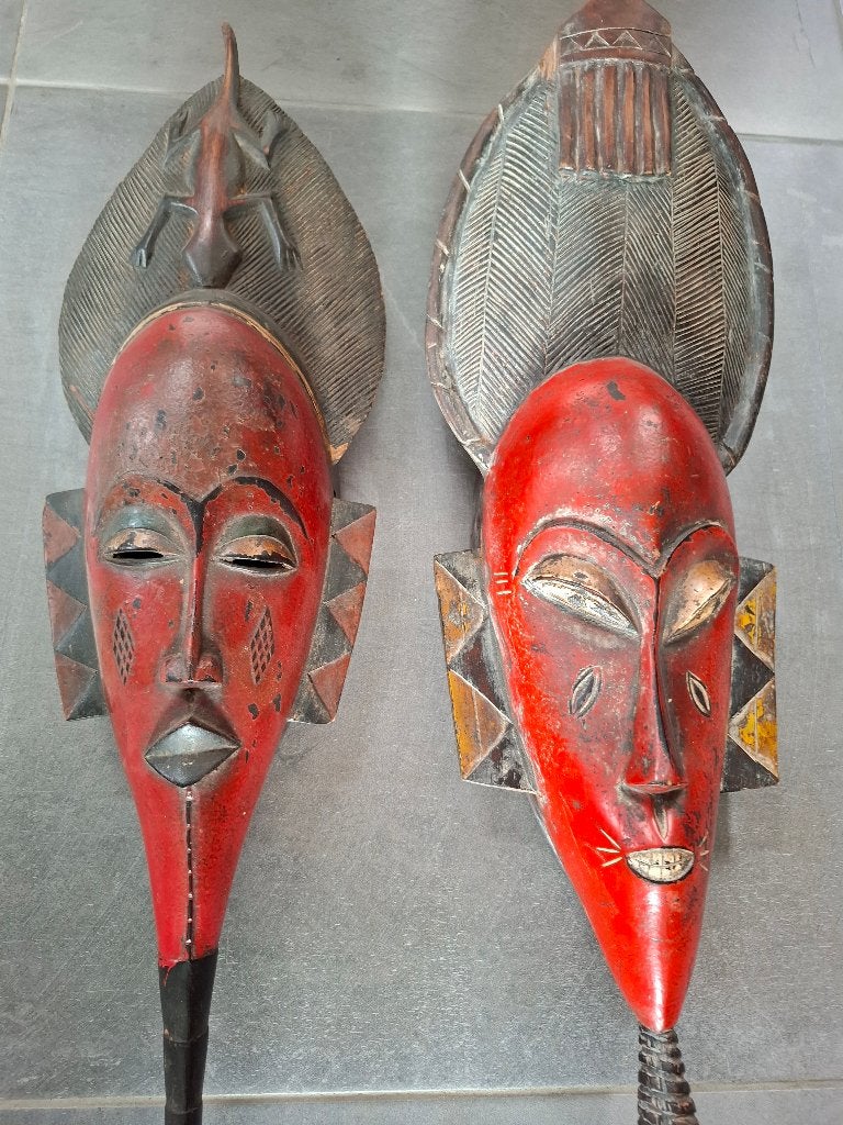 2 Afrikaanse maskers van ca 64 cm groot, 64 cm, Afrika, Masker, Versierd