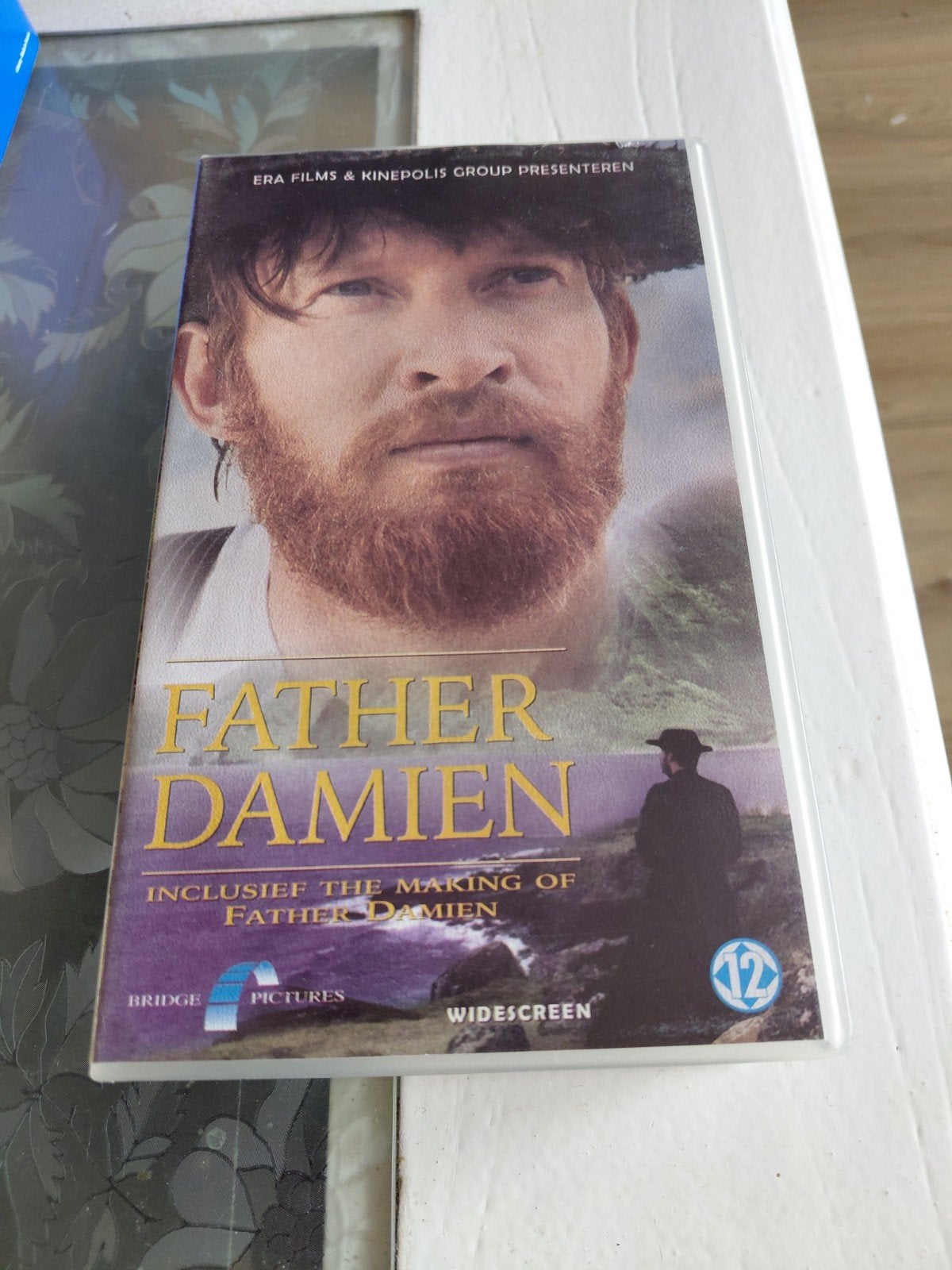 Father Damien - Dubbele VHS Videoband Box., Cd's en Dvd's, Gebruikt, Drama, Ophalen of Verzenden, Vanaf 12 jaar