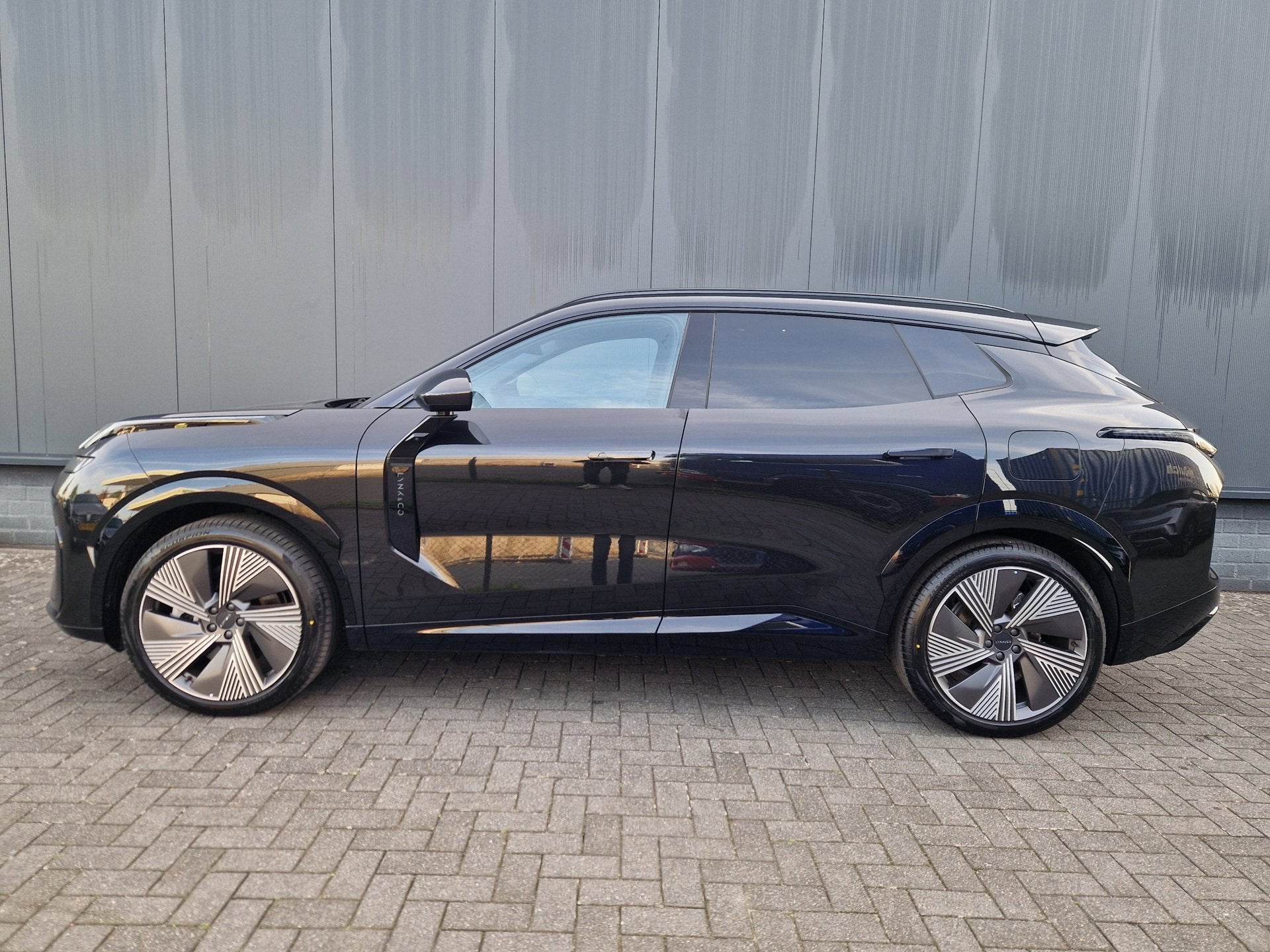Lynk & Co 08 1.5 More /200 km WLTP /Direct beschikbaar., Auto's, Gebruikt, Zwart, 4 cilinders, Verwarmde buitenspiegels