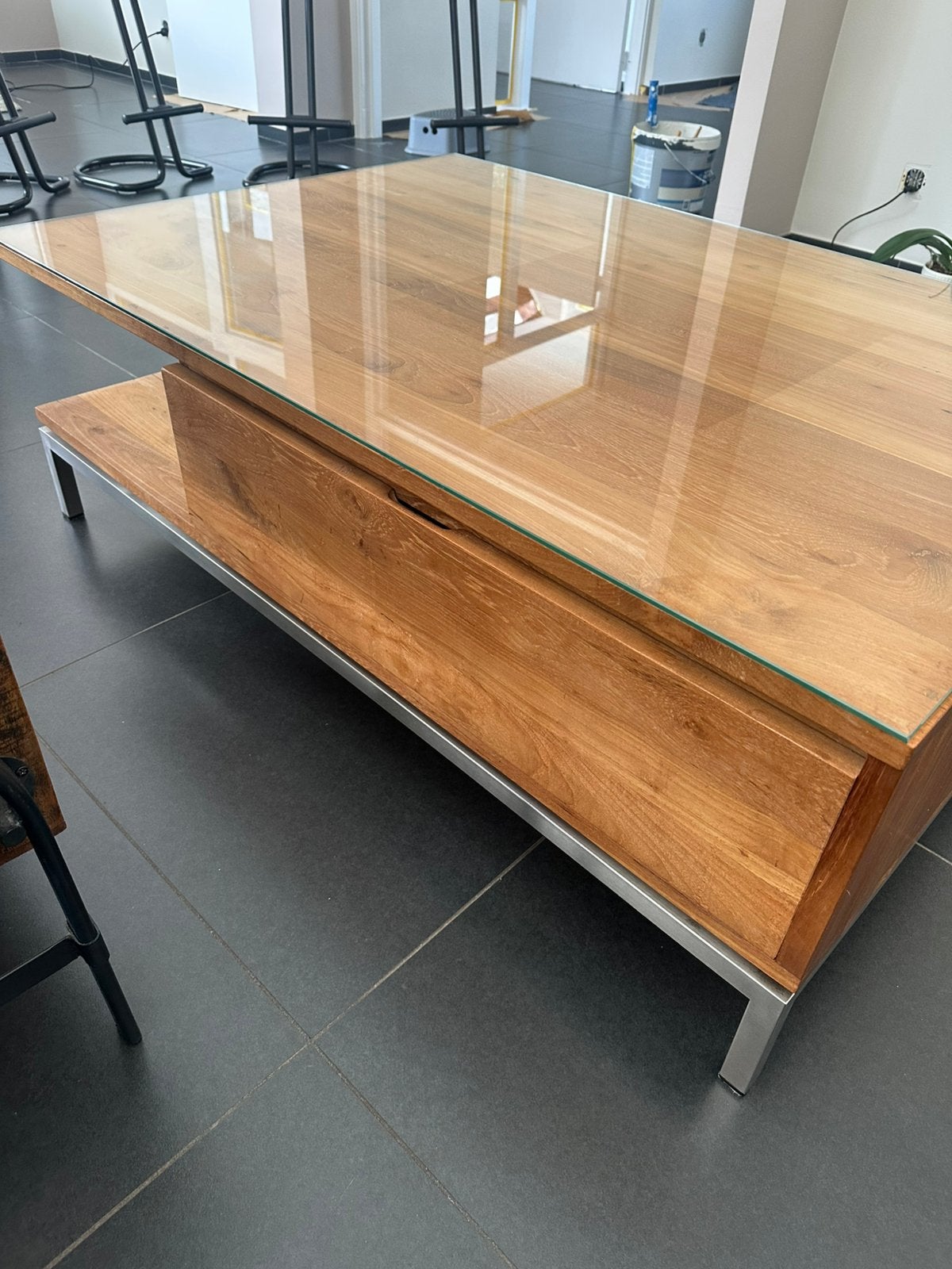 Robuuste houten salontafel met glazen blad & RVS onderstel, Ophalen, 100 tot 150 cm, 50 tot 100 cm, Zo goed als nieuw
