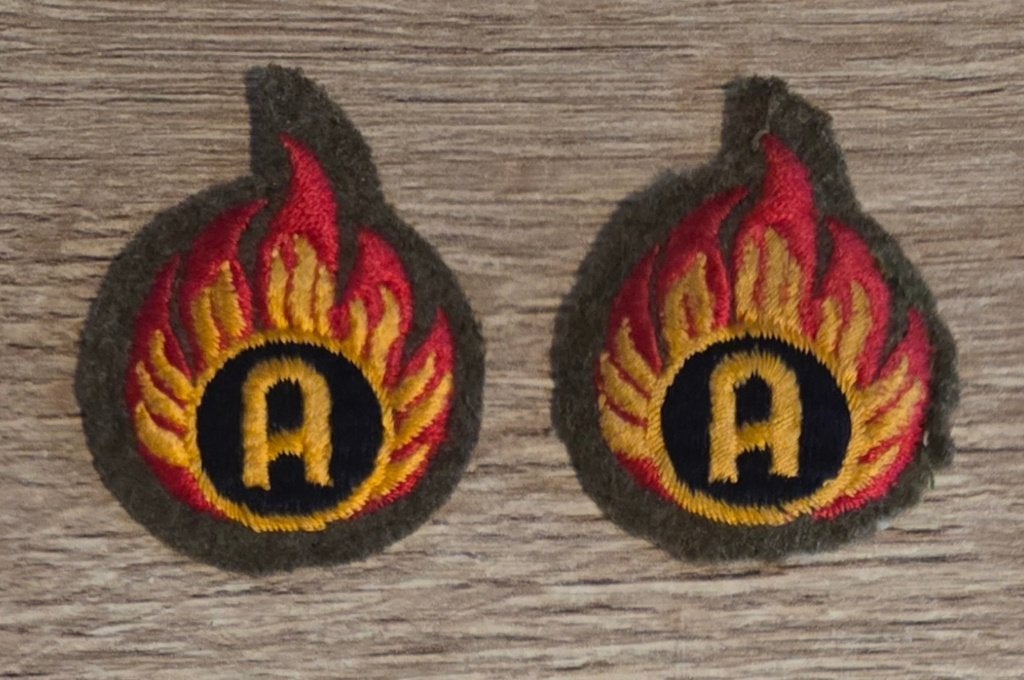 2x munitietechnicus emblemen, Ophalen of Verzenden, Landmacht, Nederland, Embleem of Badge