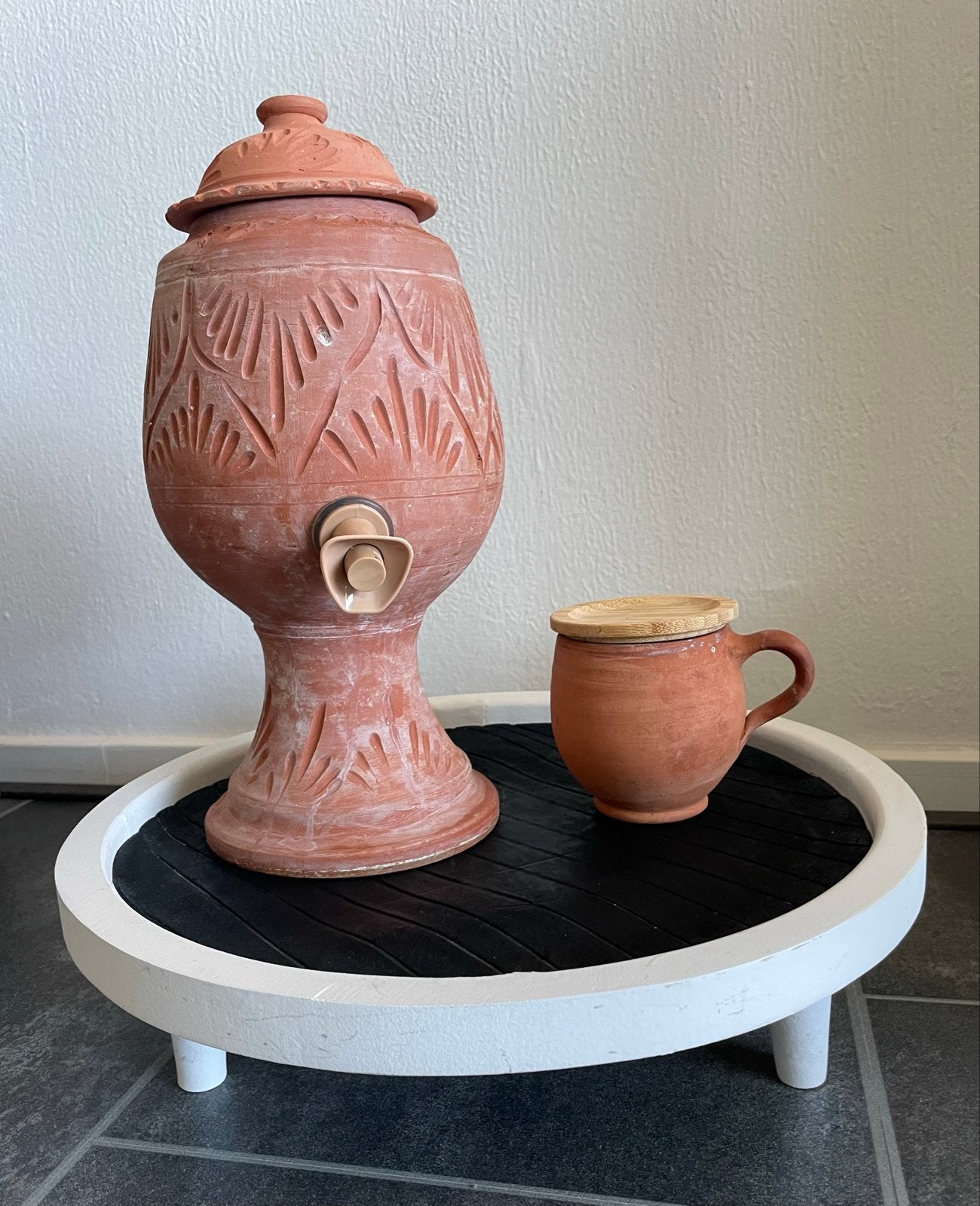 Aardewerken waterdispenser met kraan en beker, Antiek en Kunst, Ophalen
