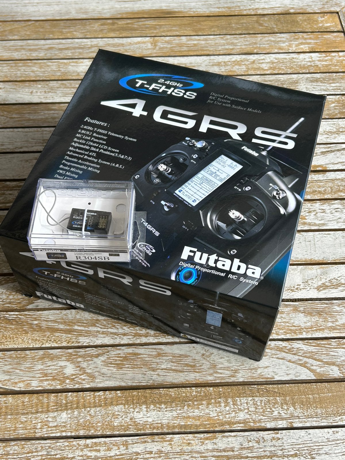 FUTABA T4GRS-R304SB zender/ontvanger | 2x R304SB ontvangers, Hobby en Vrije tijd, Ophalen of Verzenden, Zo goed als nieuw
