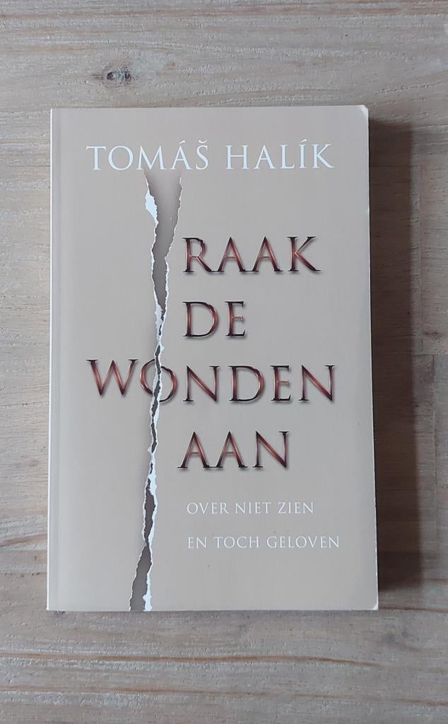 Tomas Halik - Raak de wonden aan, Boeken, Ophalen of Verzenden, Gelezen, Tomas Halik