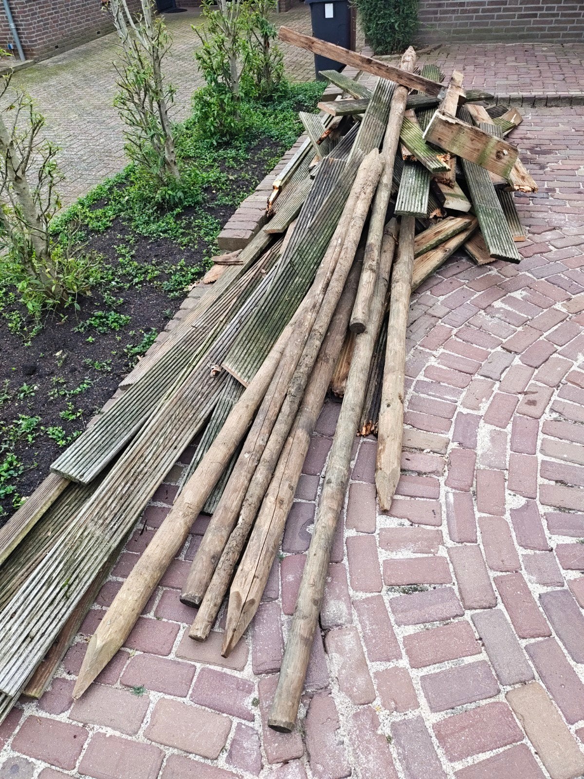 Diverse partij gebruikt hout: planken en palen, Tuin en Terras, Ophalen, Gebruikt, 250 cm of meer, Overige typen