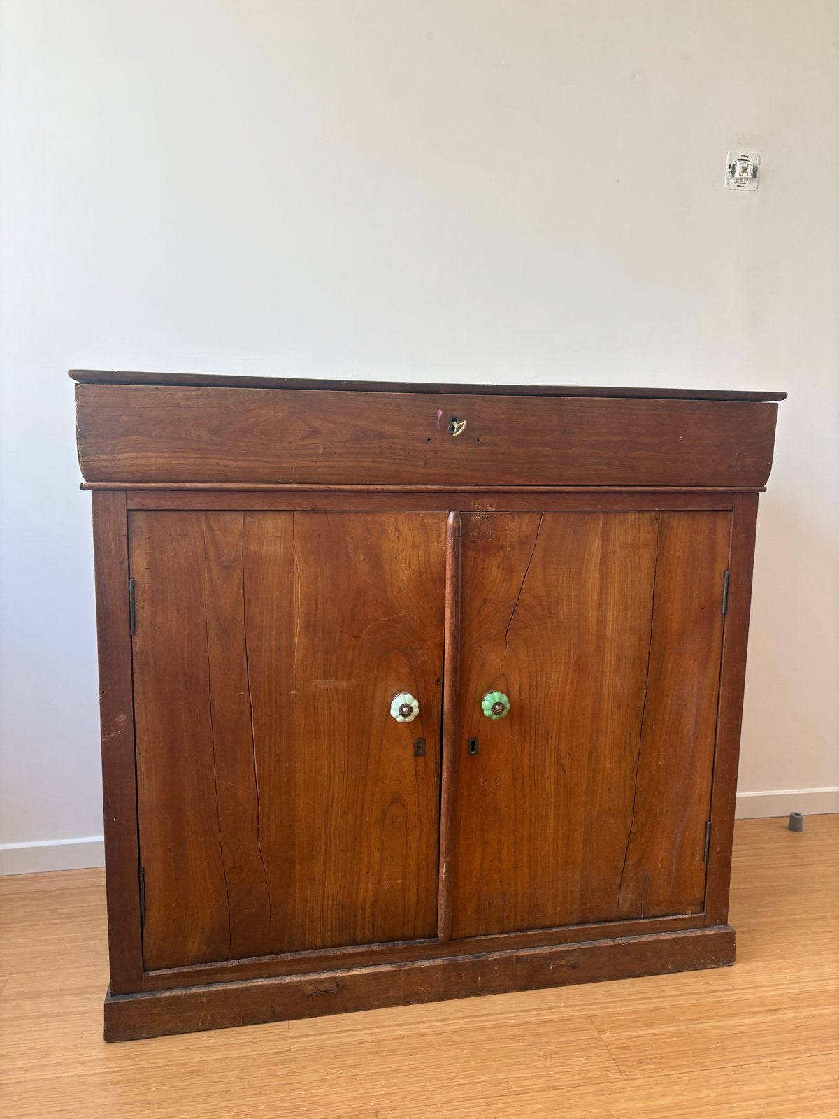 Antieke houten commode met lade en kastdeuren, Ophalen