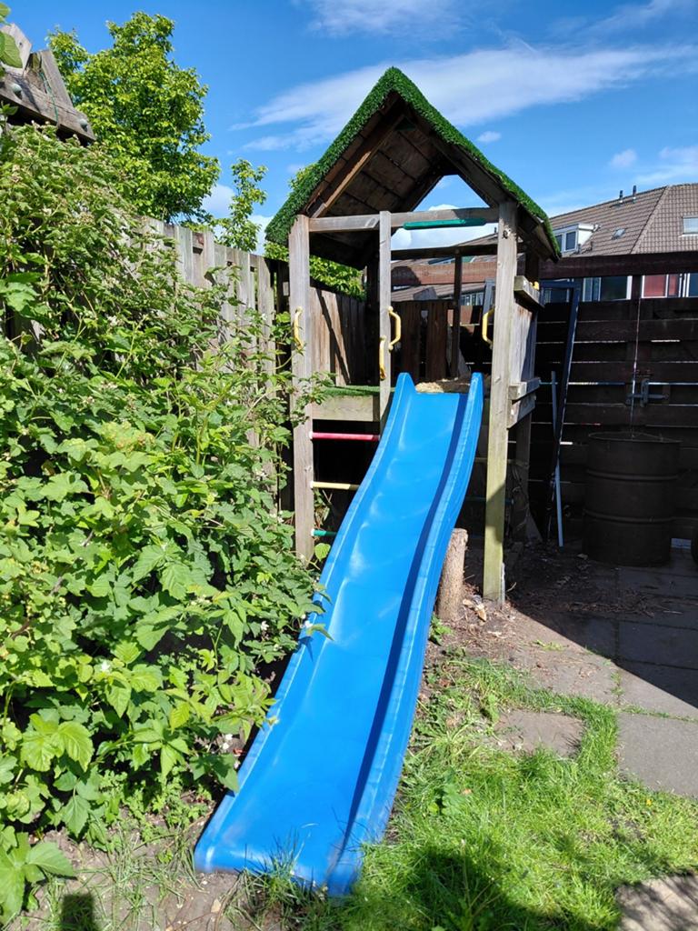 Speelhuisje met glijbaan en ruimte voor zandbak, Ophalen, Gebruikt, Zandbak
