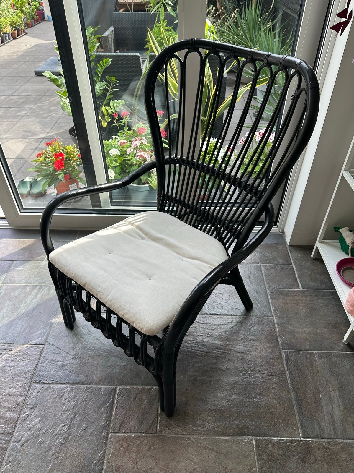 Ikea zwarte rotan stoel met kussen, Huis en Inrichting, Ophalen, Gebruikt, Zwart, Riet of Rotan