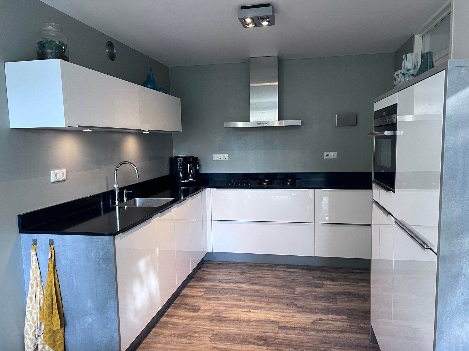 Nette keuken! Compleet: 273,5 cm (links) x 281 cm (rechts), Ophalen, Gebruikt, Wit, Hoekkeuken