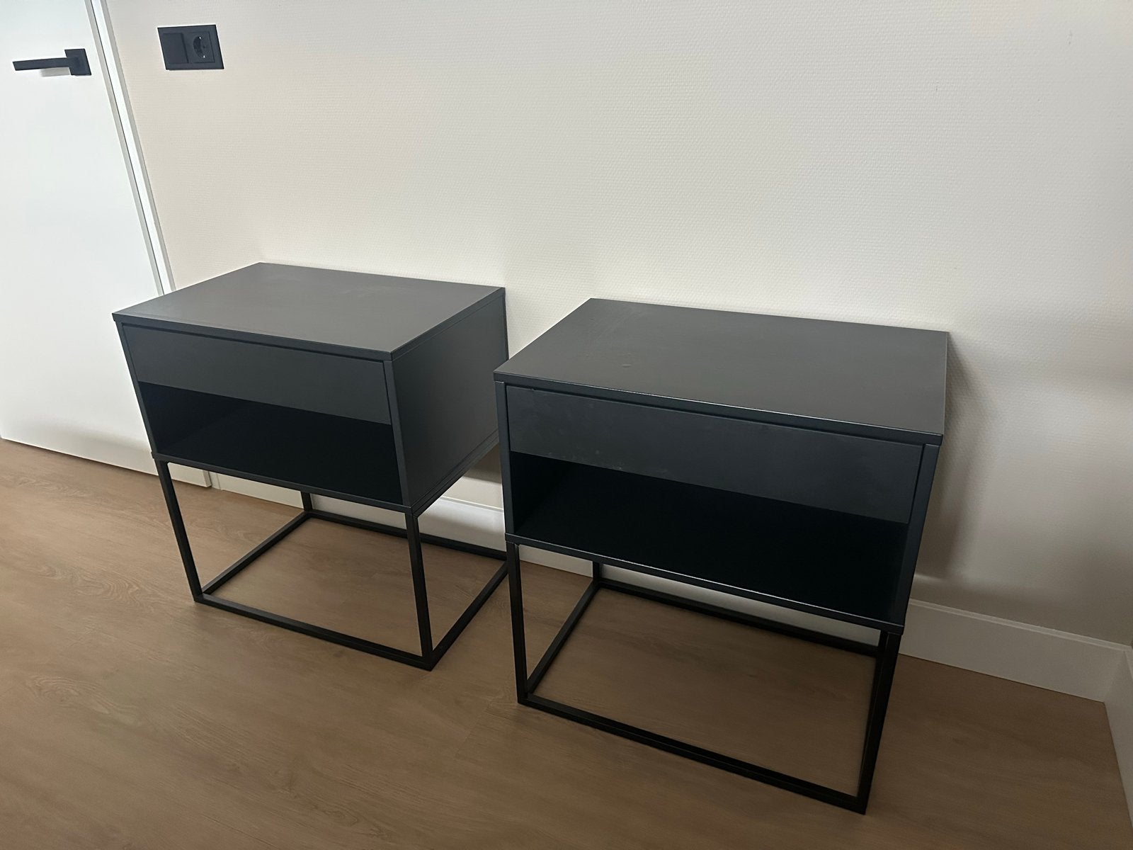 2x IKEA Vikhammer nachtkastje zwart 60x38,5 cm, Ophalen, Gebruikt, 55 tot 70 cm, 45 tot 65 cm
