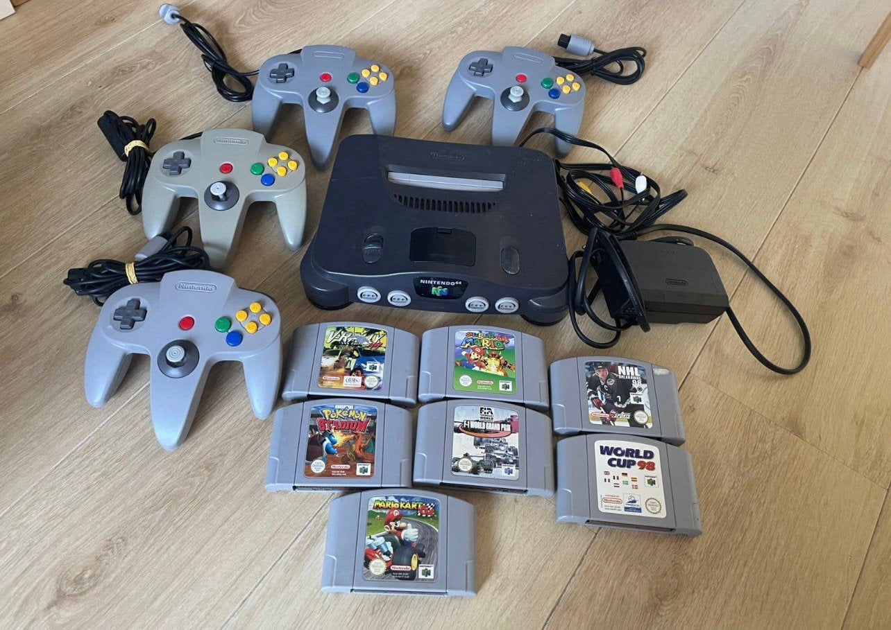 Nintendo 64 -4 controllers -kabels - 7spellen: oa Mario kart, Ophalen of Verzenden, Zo goed als nieuw