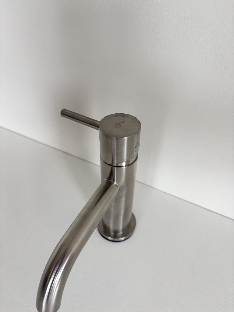 Nieuwe luxe wastafelkraan laag | Geborsteld nikkel | Nieuw, Info@regn.nl, Vreebergen 5, 9403 ET Assen, Regn, Nieuw
